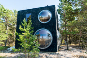 Estland, Ostseeinsel Hiiumaa, Ferienhaus an der Nordküste, runde Fenster Estland, Ostseeinsel Hiiumaa, Ferienhaus an der Nordküste, runde Fenster